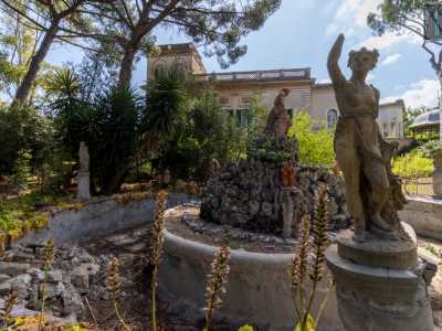 ...ci fermiamo incantati davanti a un�ampia fontana monumentale, cinta da una ringhiera in ferro, popolata da numerose statue raffiguranti figure femminili con tuniche ondulate...